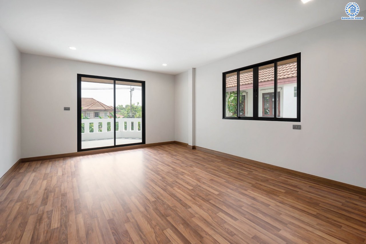 บ้านมือสองตกแต่งใหม่ โครงการ เมืองเอก โครงการ8  วิภาวดี-รังสิต บ้านเดี่ยวหลังใหญ่ บนเนื้อที่ 105 ตร.ว. พื้นที่ใช้สอยเยอะถึง 444 ตร.ม. พร้อมฟังก์ชัน 3 ห้องนอน 5 ห้องน้ำ 1 ห้องอเนกประสงค์ 1 ห้องแม่บ้าน จอดรถได้ 2 คัน สุดยอดทำเล เชื่อมต่อทุกการเดินทาง ใกล้จุดขึ้นทางด่วน "ศรีสมาน" และมหาวิทยาลัยรังสิต